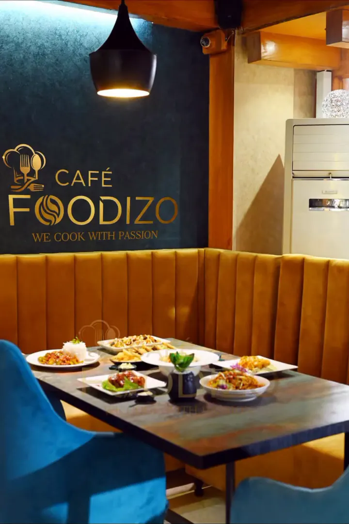 A Foodizo booth with dishes on the table